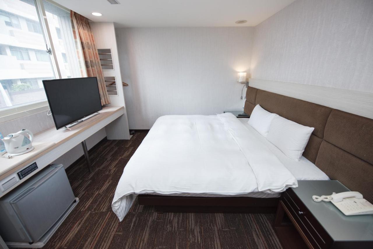 Junli Hotel Banciao Eksteriør billede